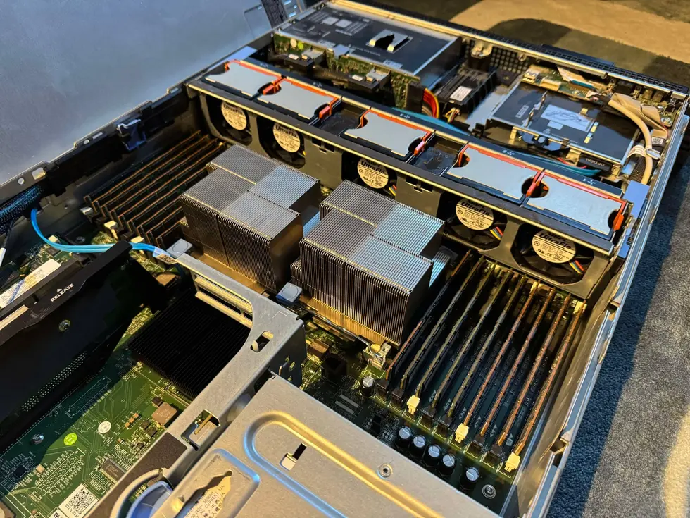 Serveur rack Dell R710 ouvert, avec ses deux processeurs et ses rangées de mémoire